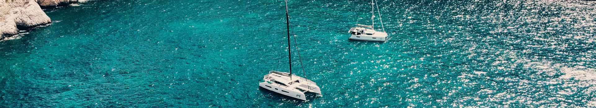 Alquilar un catamarán en Grecia en 2026: rutas, precios y consejos para una experiencia perfecta
